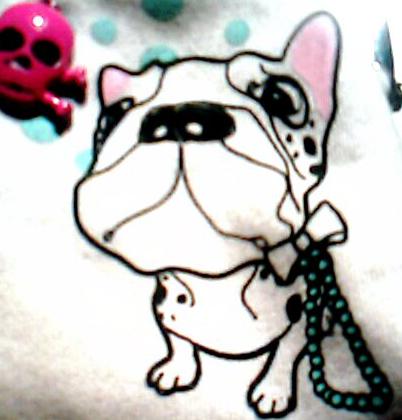 Un bull-dog avec un collier de perles **